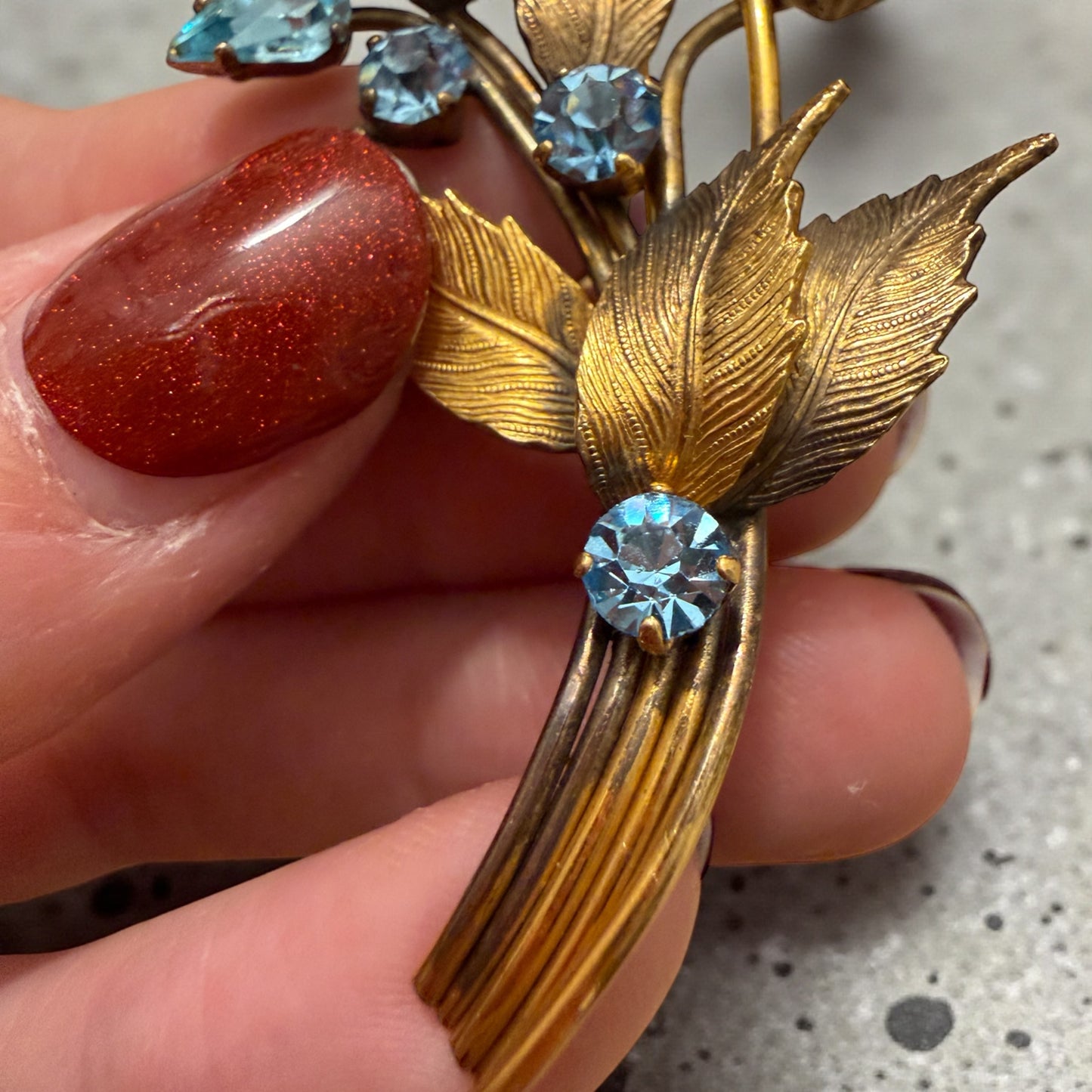 Spilla bouquet floreale anni ‘40 firmata, placcata oro con cristalli azzurri