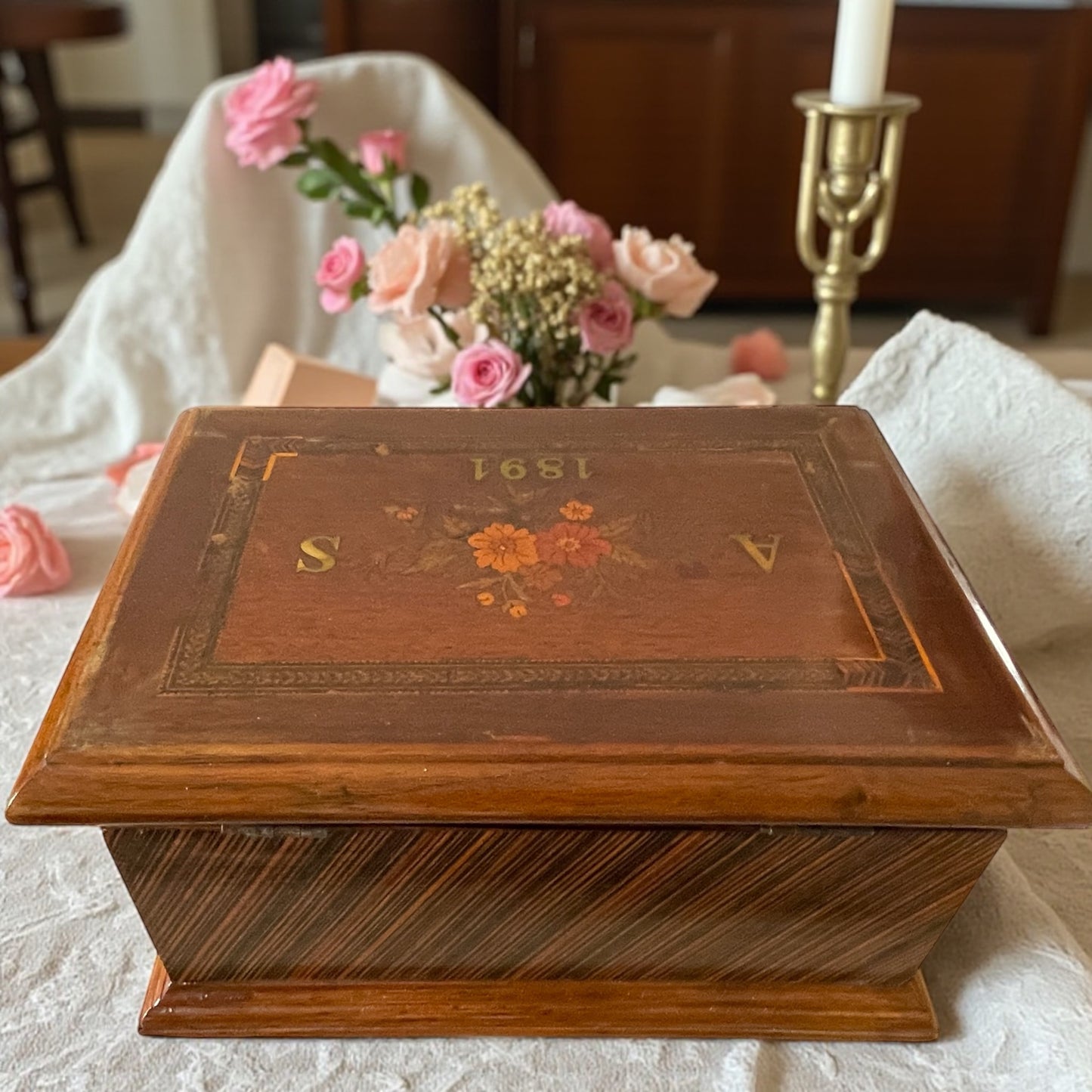 Antica scatola da cucito con iniziali A S ed anno 1891, intarsiata da ebanista, dono nuziale