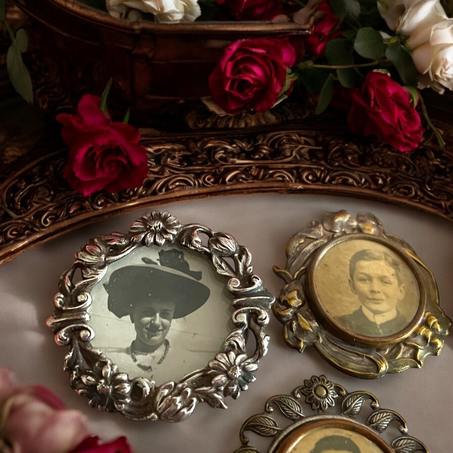 N. 8 antiche spille 1860-1920 ad memoriam con foto e scrigno