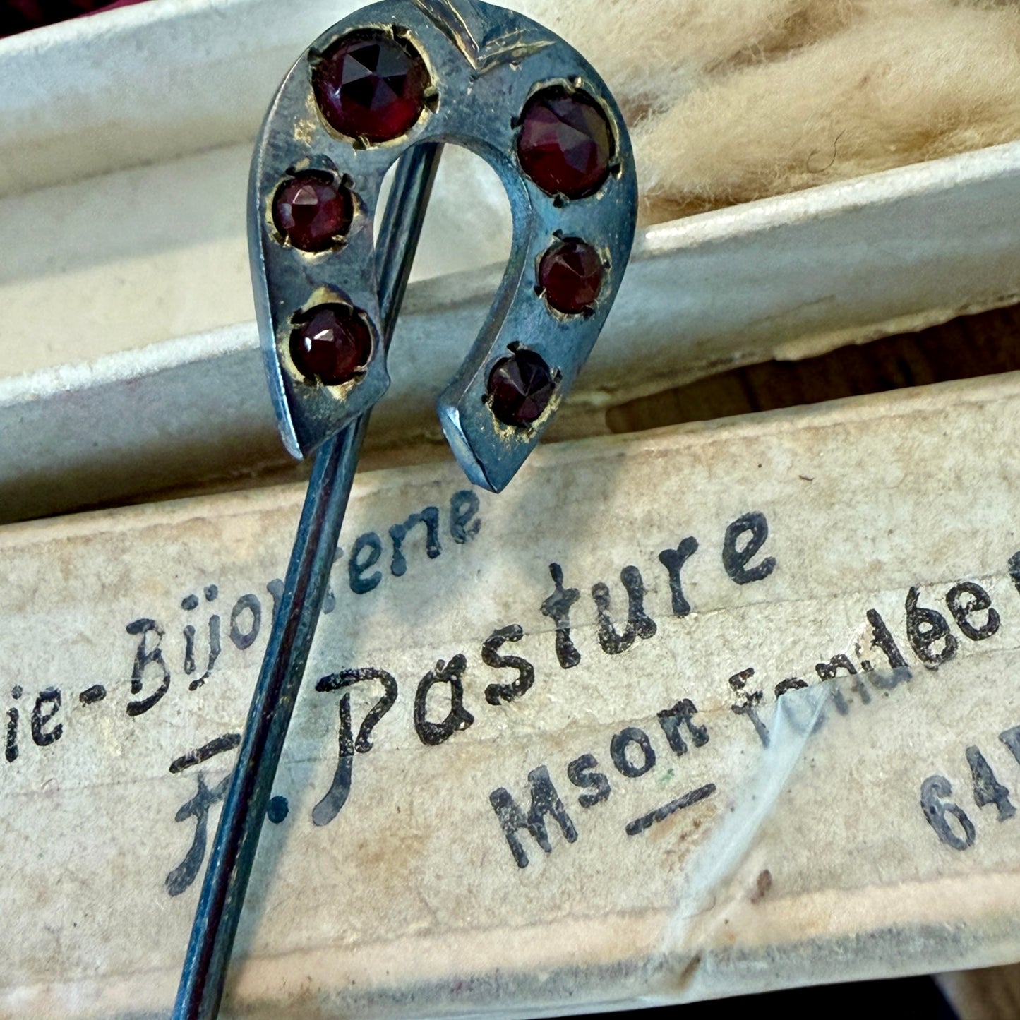 Antica spilla reverse con ferro di cavallo e paste vitree in confezione originale d’epoca
