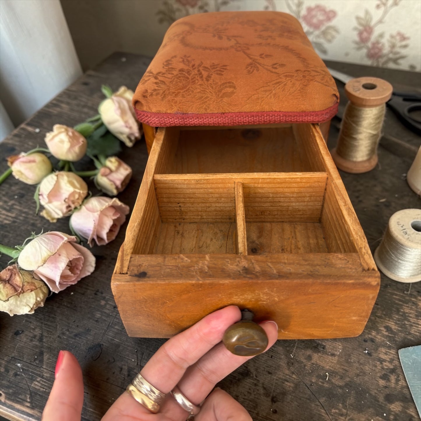 Mobiletto porta cucito, cassetto compartimentato e doppio pin cushion, anni 20-30
