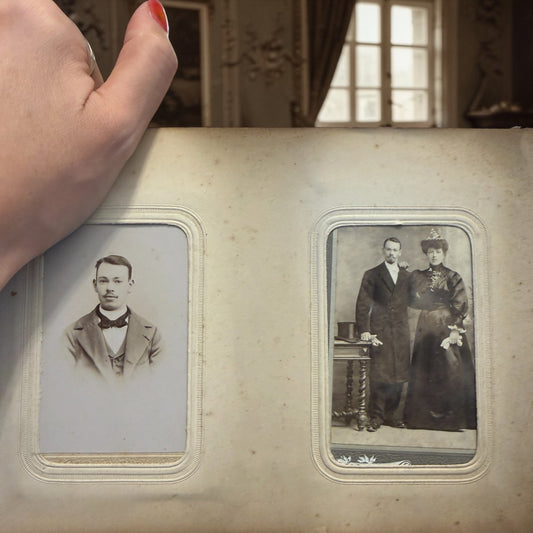 Antico album vittoriano di pregio con intarsi e cornice musiva, n.36 fotografie