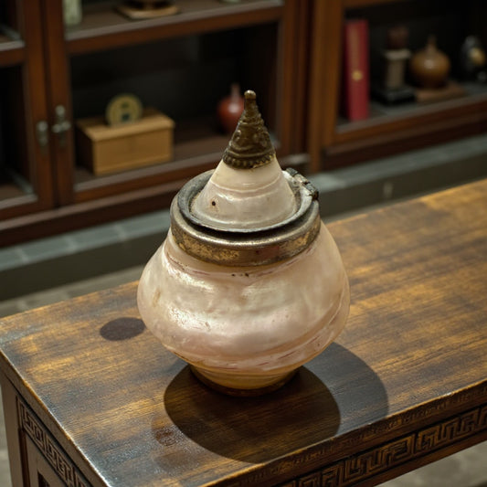 Snuff Bottle in conchiglia madreperla lavorata, India-Nepal metà ‘900