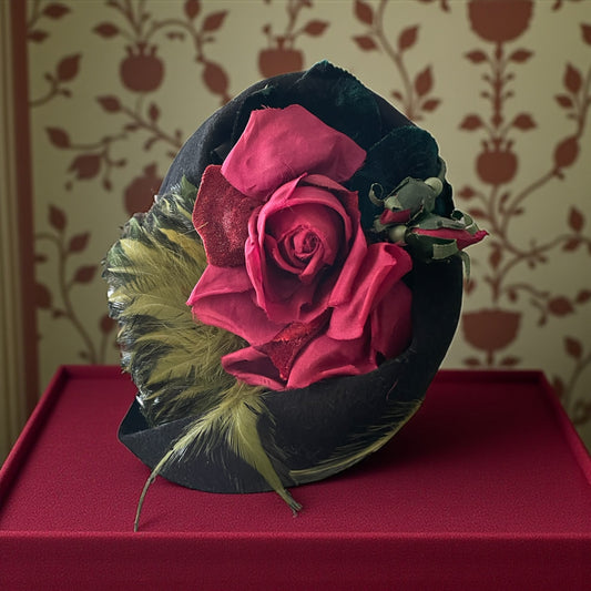 Cappellino anni ‘30 in feltro nero rivisitato da stilista