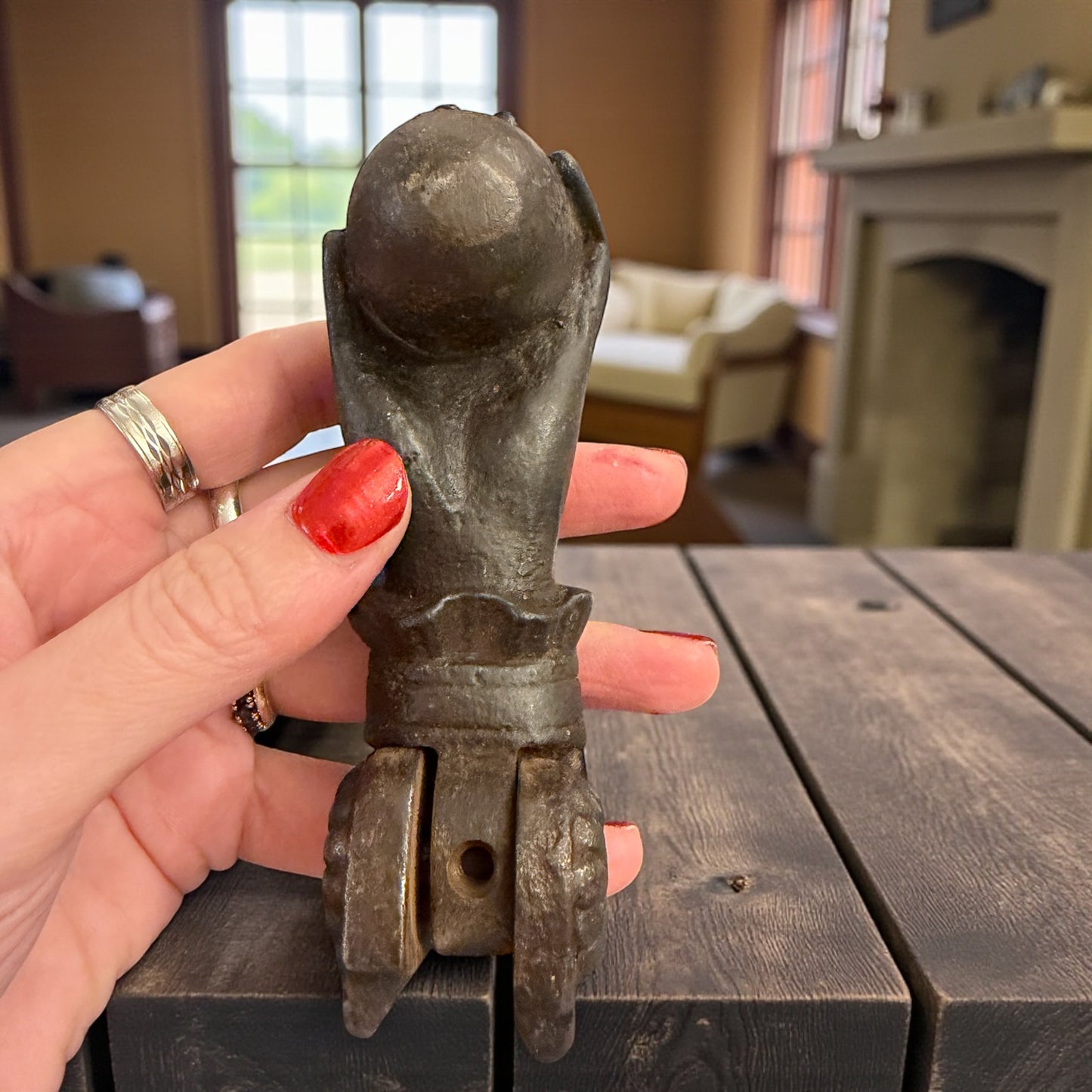 Battente in ghisa antico fine ‘800 primo ‘900 a guisa di mano femminile