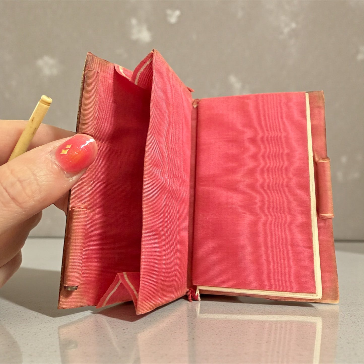 Carnet de bal 1890-1900 in finta tartaruga con matita in osso, semanier e nota spese