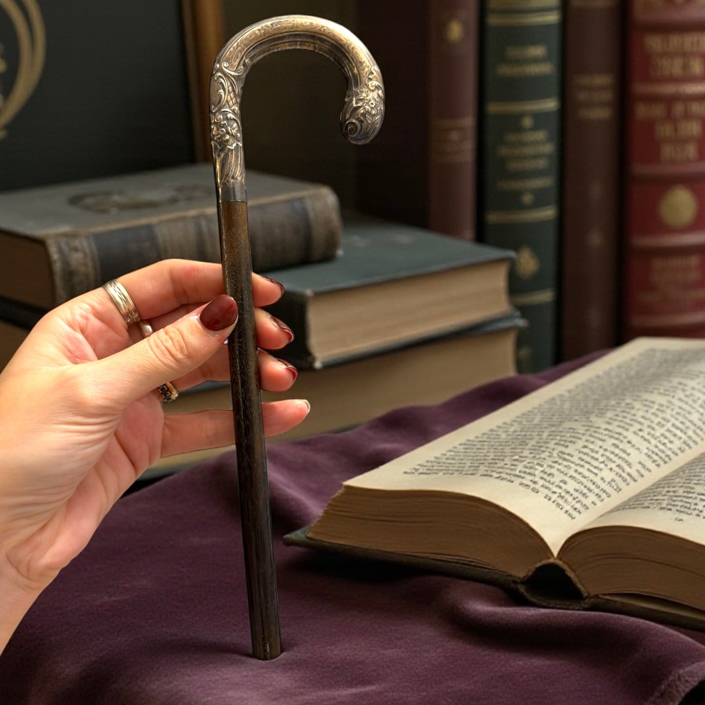 Antica impugnatura in argento per ombrello, fine ‘800 riccamente cesellata con monogramma