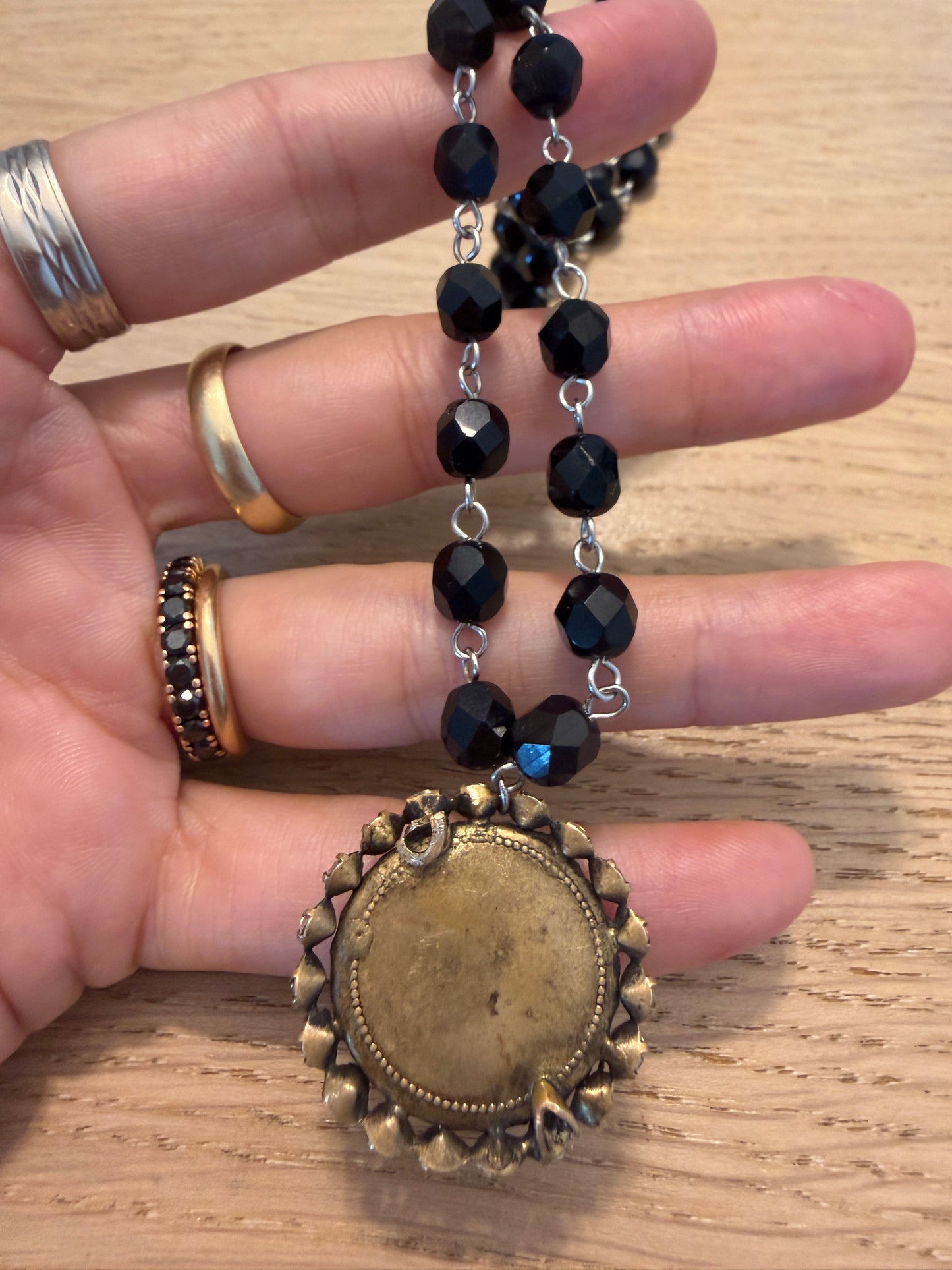Collana total black in perle di vetro sfaccettato con pendente nero e cornice Aurora Borealis
