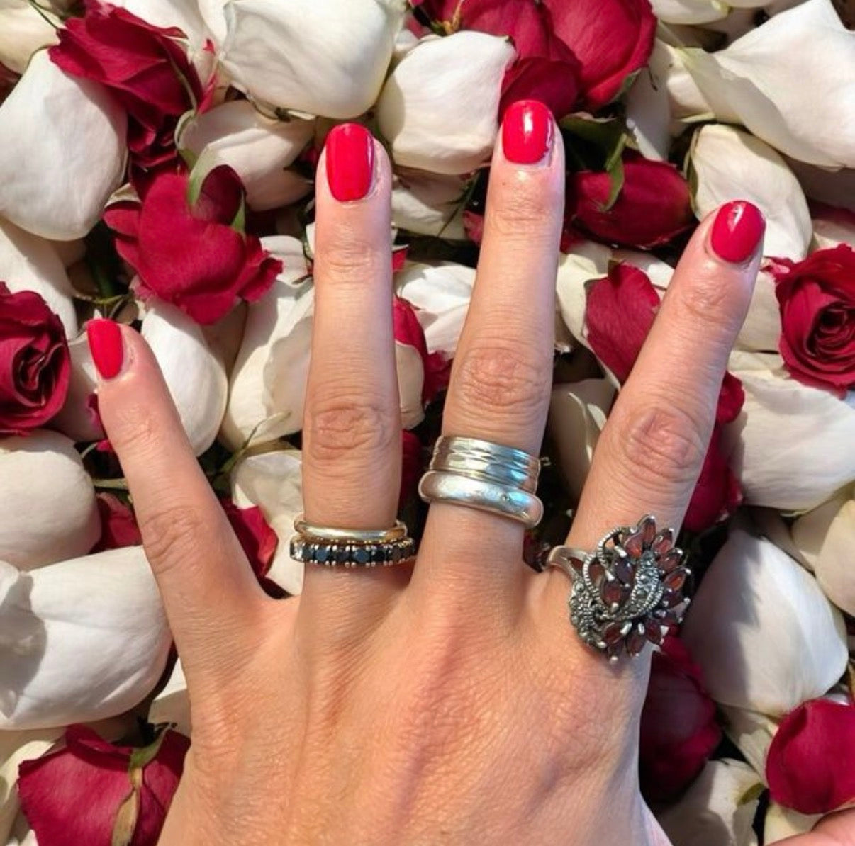 Anello cocktail in argento con granati almandini e marcasiti