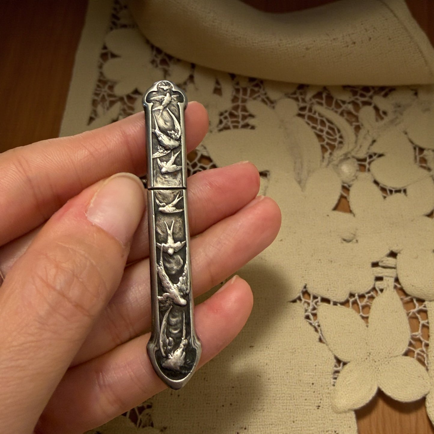 Porta aghi in argento punzonato con rondini, Art Nouveau, fine ‘800 con bodkin in argento e piccolo poinçon