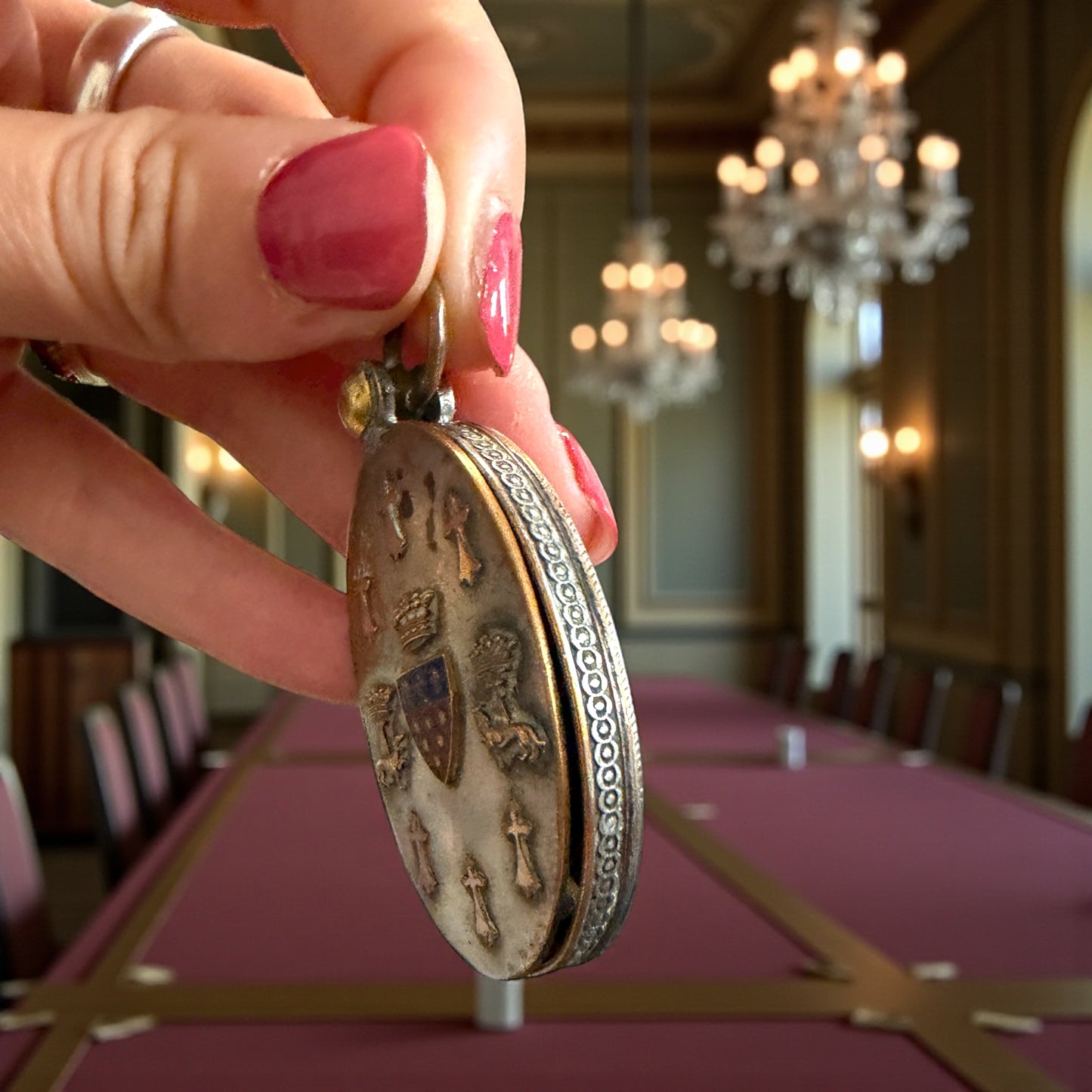 Gioiello antico anni ‘30, pendente con specchio a scorrimento nobiliare Bretone