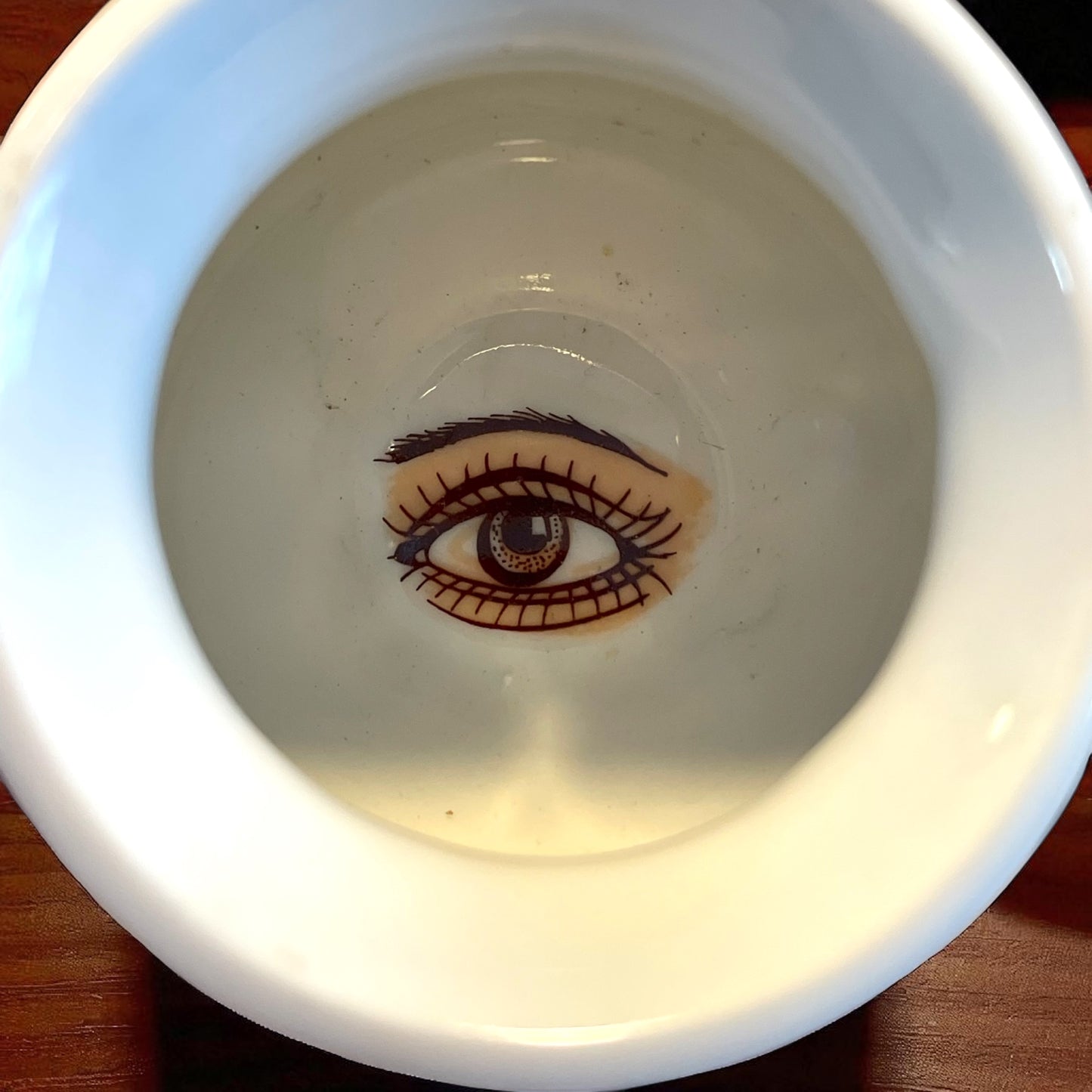 Servizio da sei tazzine surrealiste con occhio sul fondo