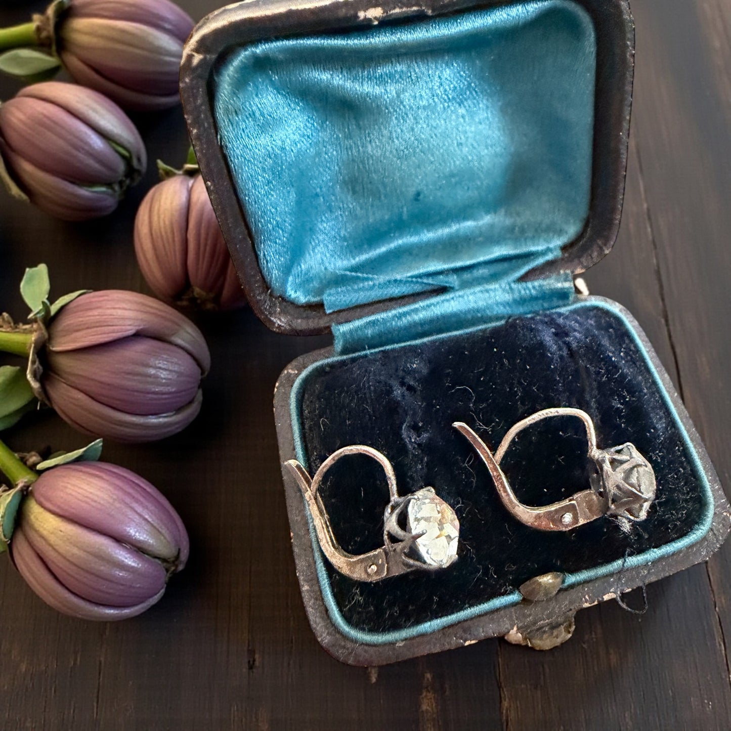 Antichi orecchini in argento taglio brillante con castone alto, completi di custodia, anni ‘20