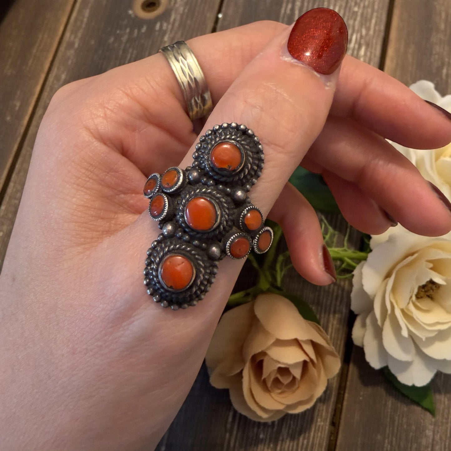 Anello in argento e corallo, artigianato mediterraneo prezioso anni ‘70