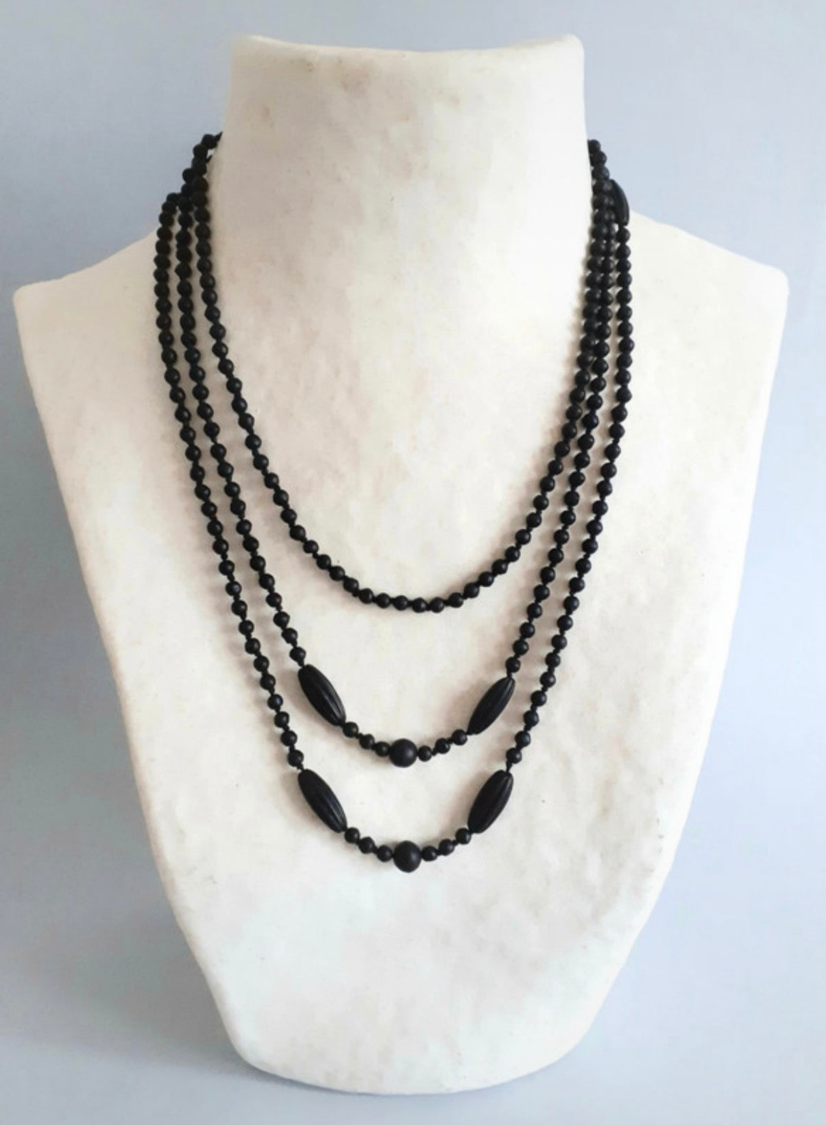 Lunghissima collana da lutto in vulcanite / ebanite primi 900, 150 cm