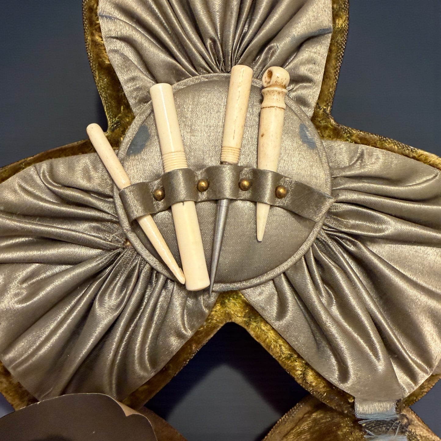 Cofanetto da cucito in vellutino a guisa di trifoglio, interno in seta con strumenti, guanti, fotografia antica. 1900.