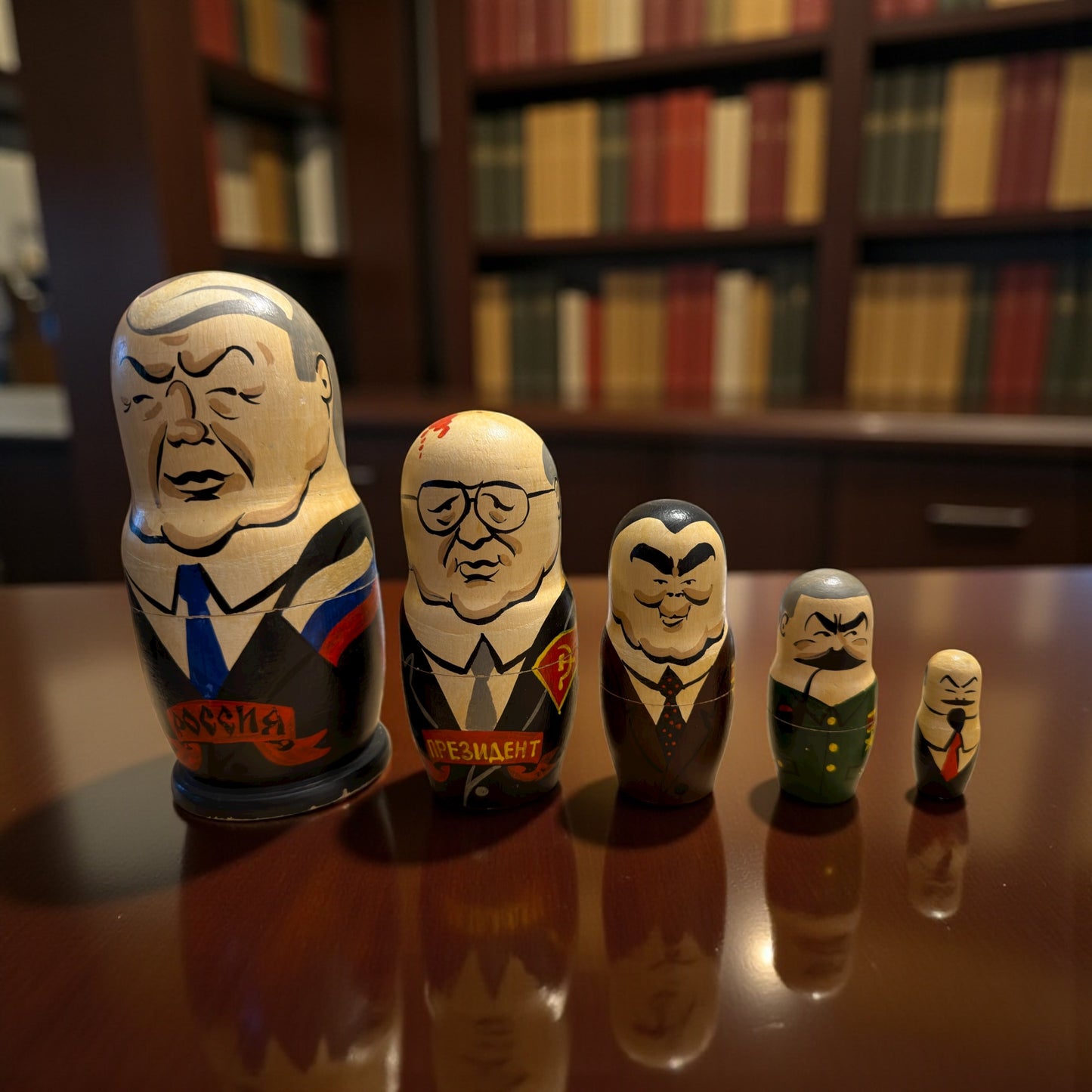 Matriosche con personaggi politici russi, legno, anni ‘90 satira politica