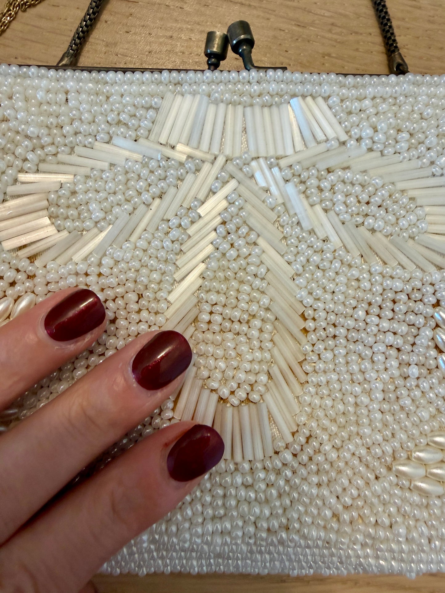 Elegante borsetta clutch da cerimonia anni ‘50 da polso/gomito in perline bianche