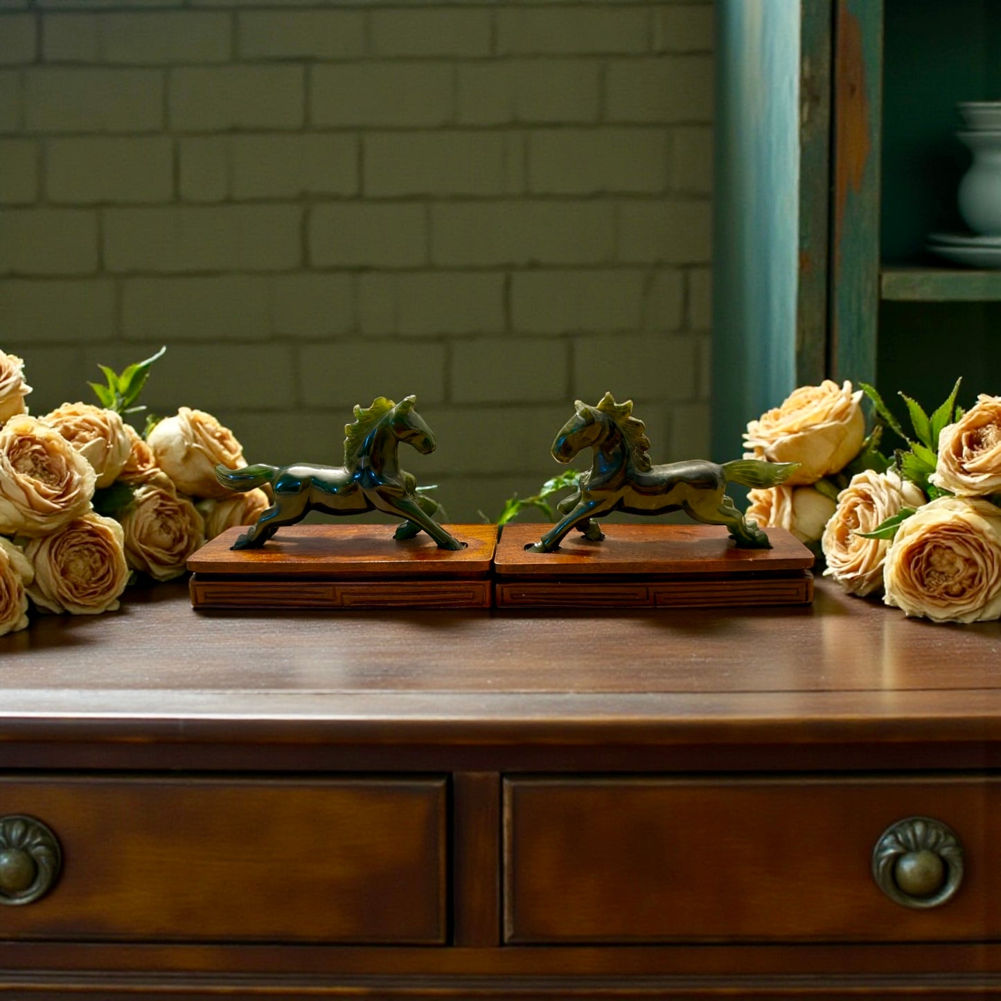 Coppia sculture cavalli in giada su base lignea, mid century arte orientale