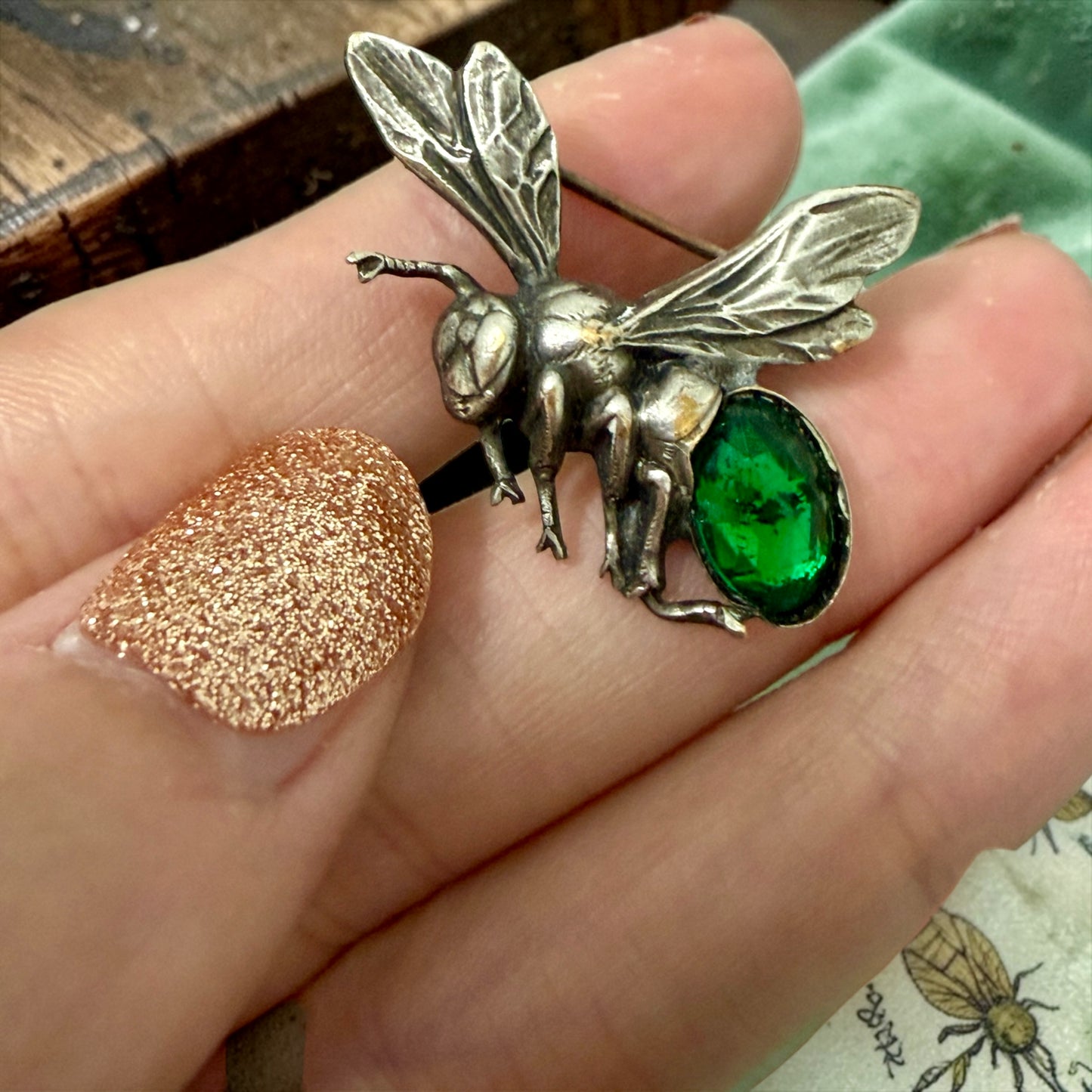 Spilla placcata argento a guisa di ape con cabochon verde, secondo dopo guerra