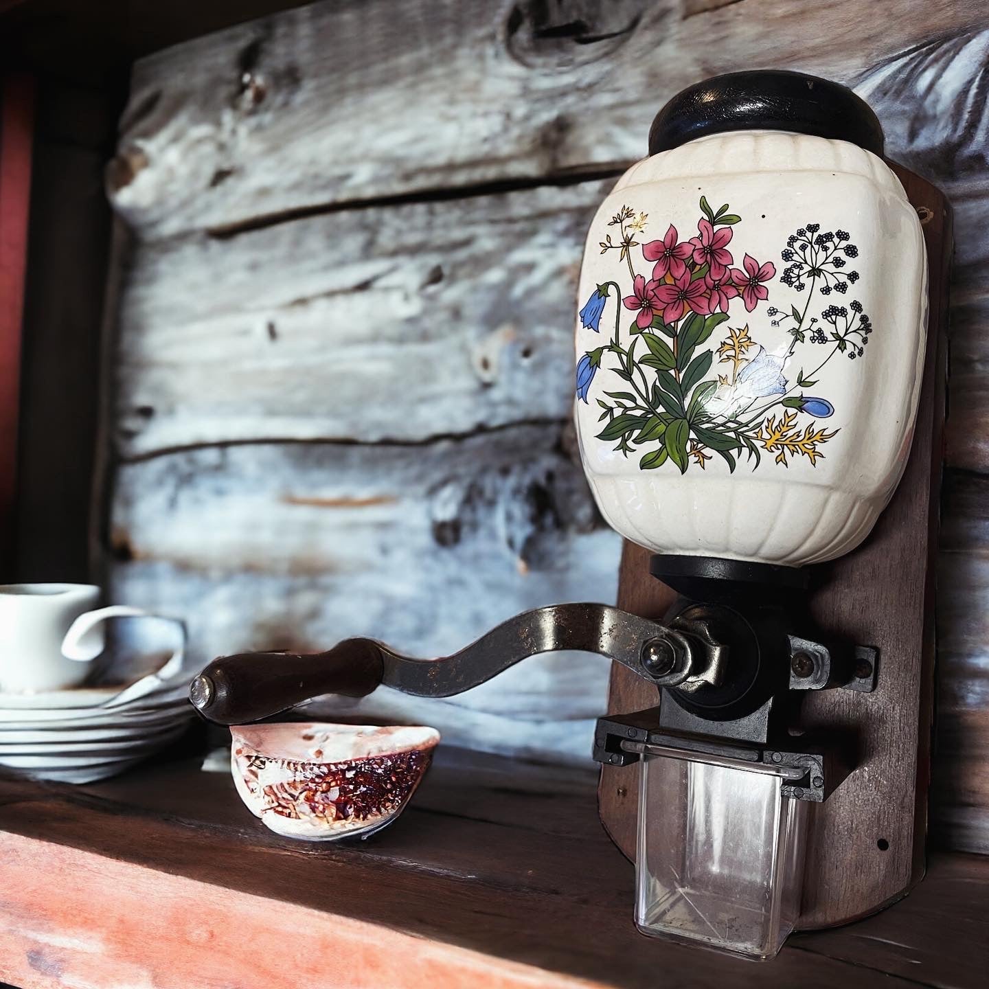 Dutch grinder with floral decoration