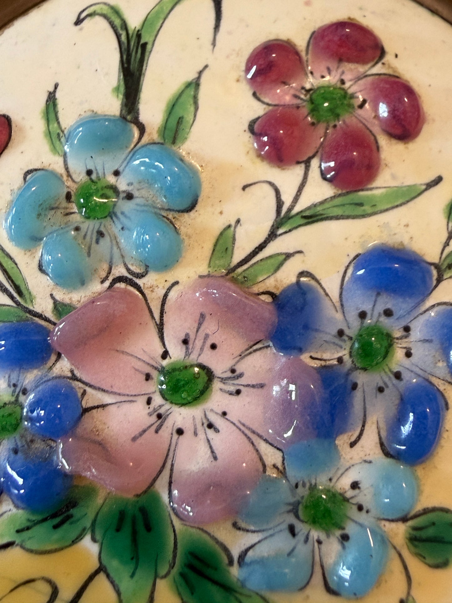 Spilla anni 20-30 firmata con smalti policromi su ceramica, Emaux d’Art francese