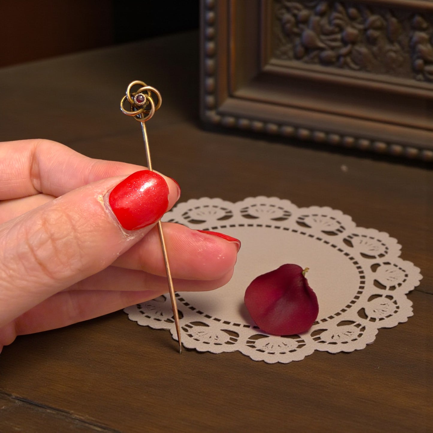 Spilla gioiello da cappotto placcata oro, nodo Liberty con piccolo granato