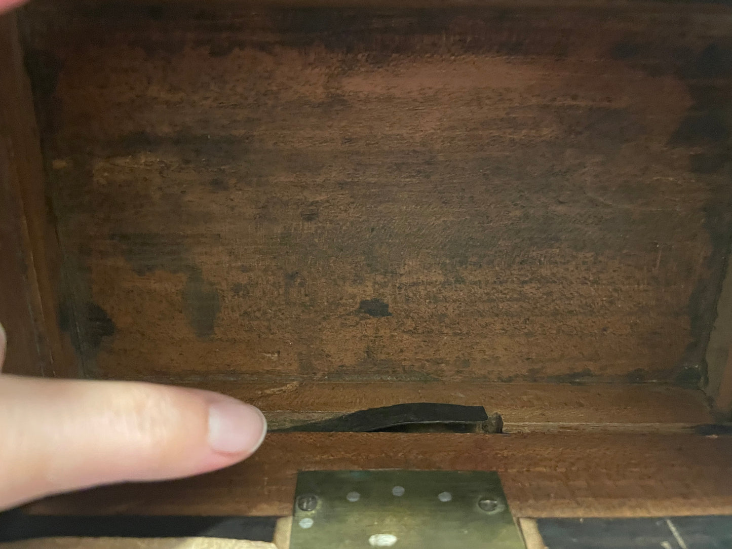 Antica scatola scrigno con doppio fondo segreto (apertura a molla)