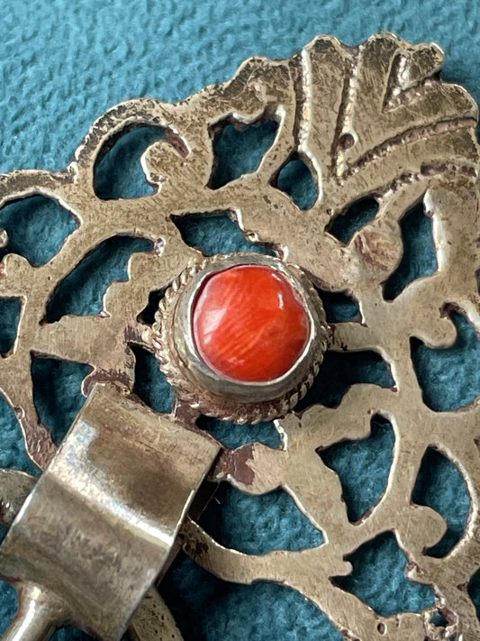 Spilla anni ‘60 fibula da mantello in argento con cabochon corallo