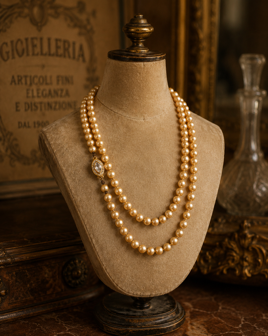 Collana sautoir lunga 1,5 metri art déco anni ‘20 in perle di vetro, chiusura navetta bagnata in oro