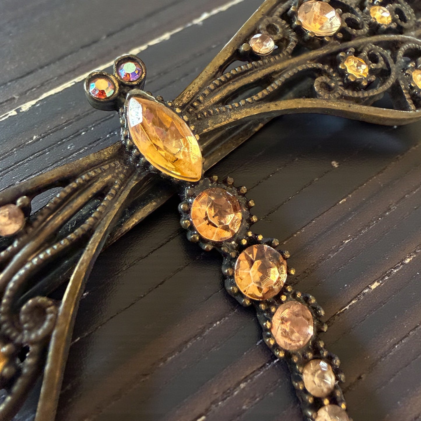 Spilla di generose dimensioni a guisa di libellula con strass color Ambra, Liberty revival ￼