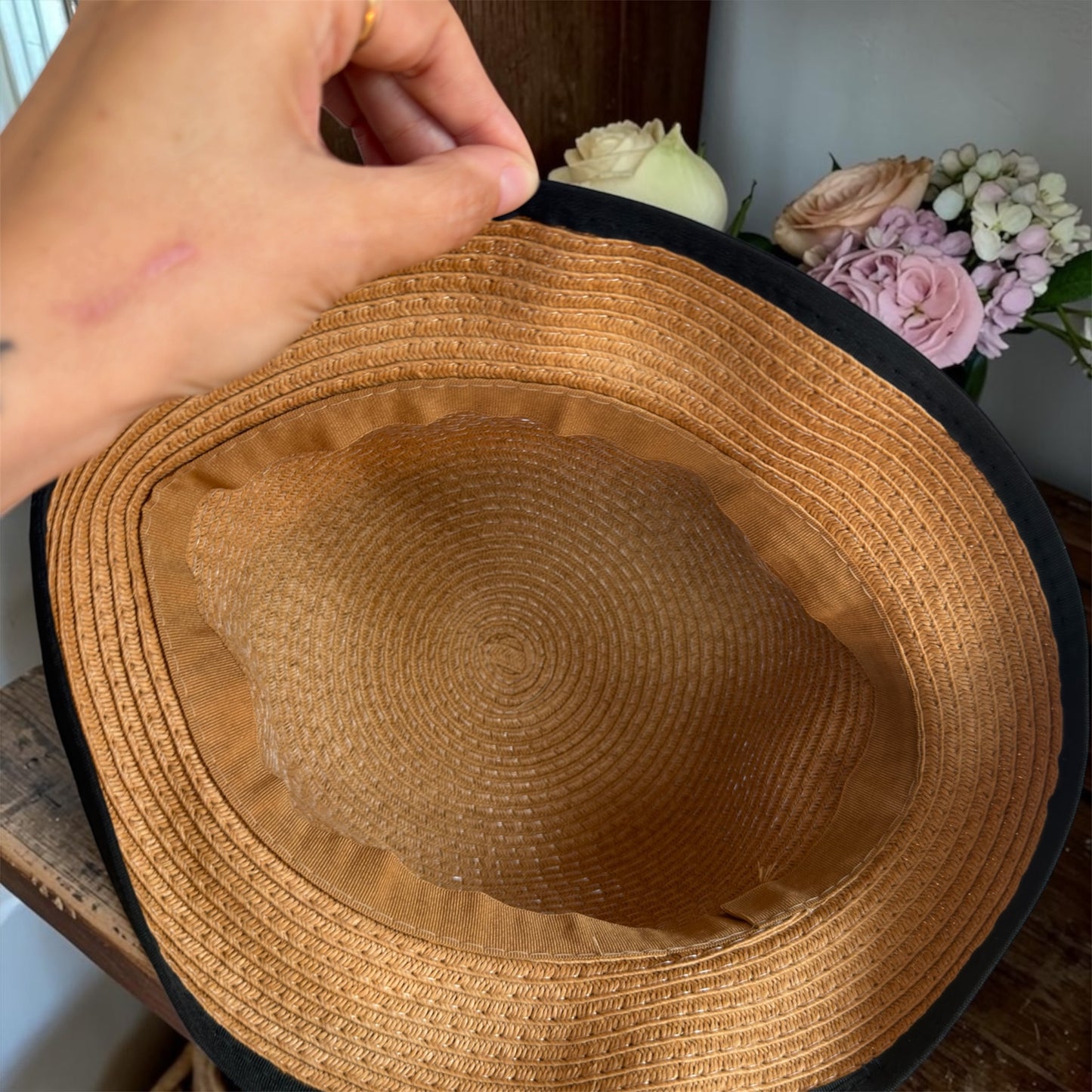 Cappellino Riviera anni ‘50, falda corta, paglia miele e morbida e nastro a pois con fiocco
