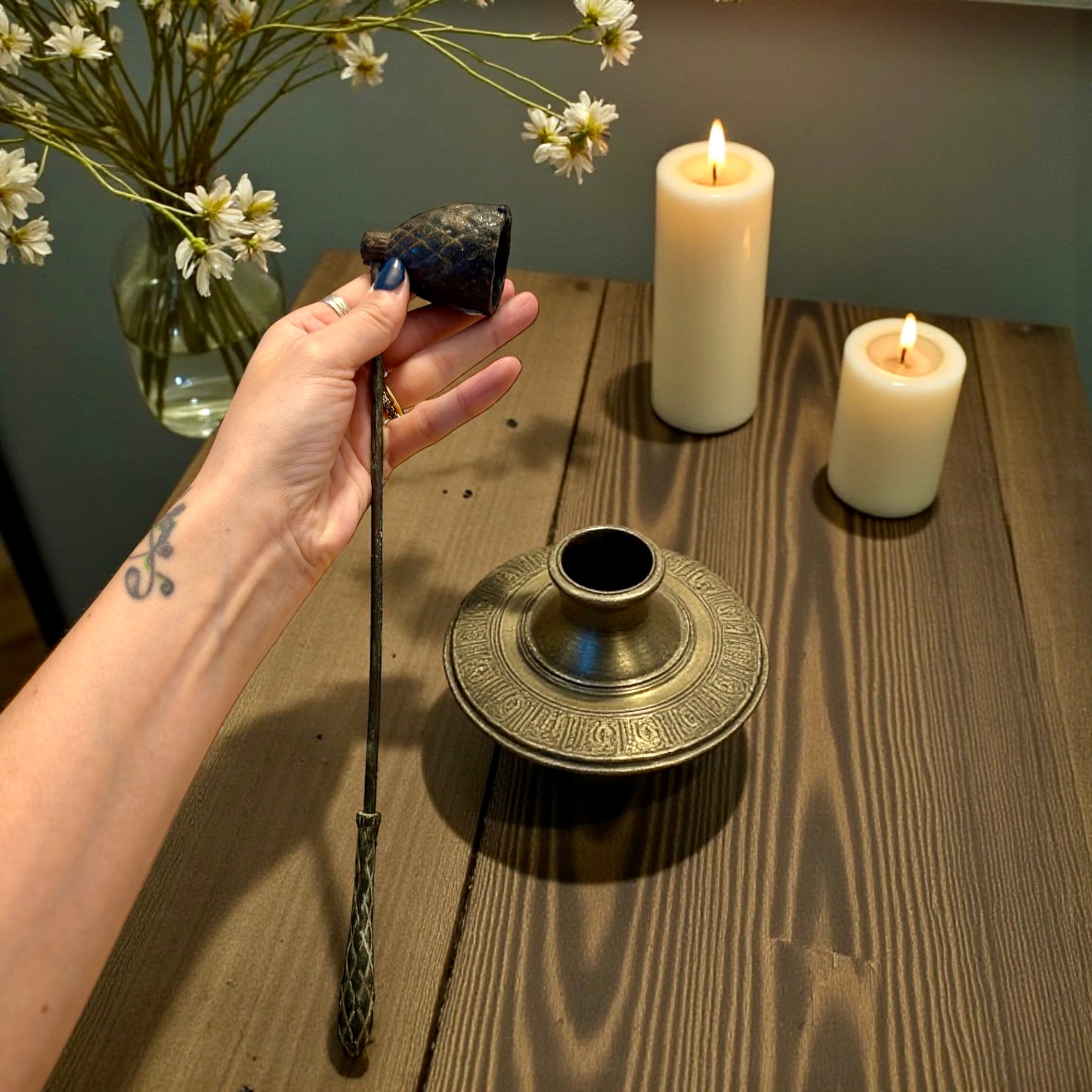 Spegni candele con campana mobile, decorato, in ghisa