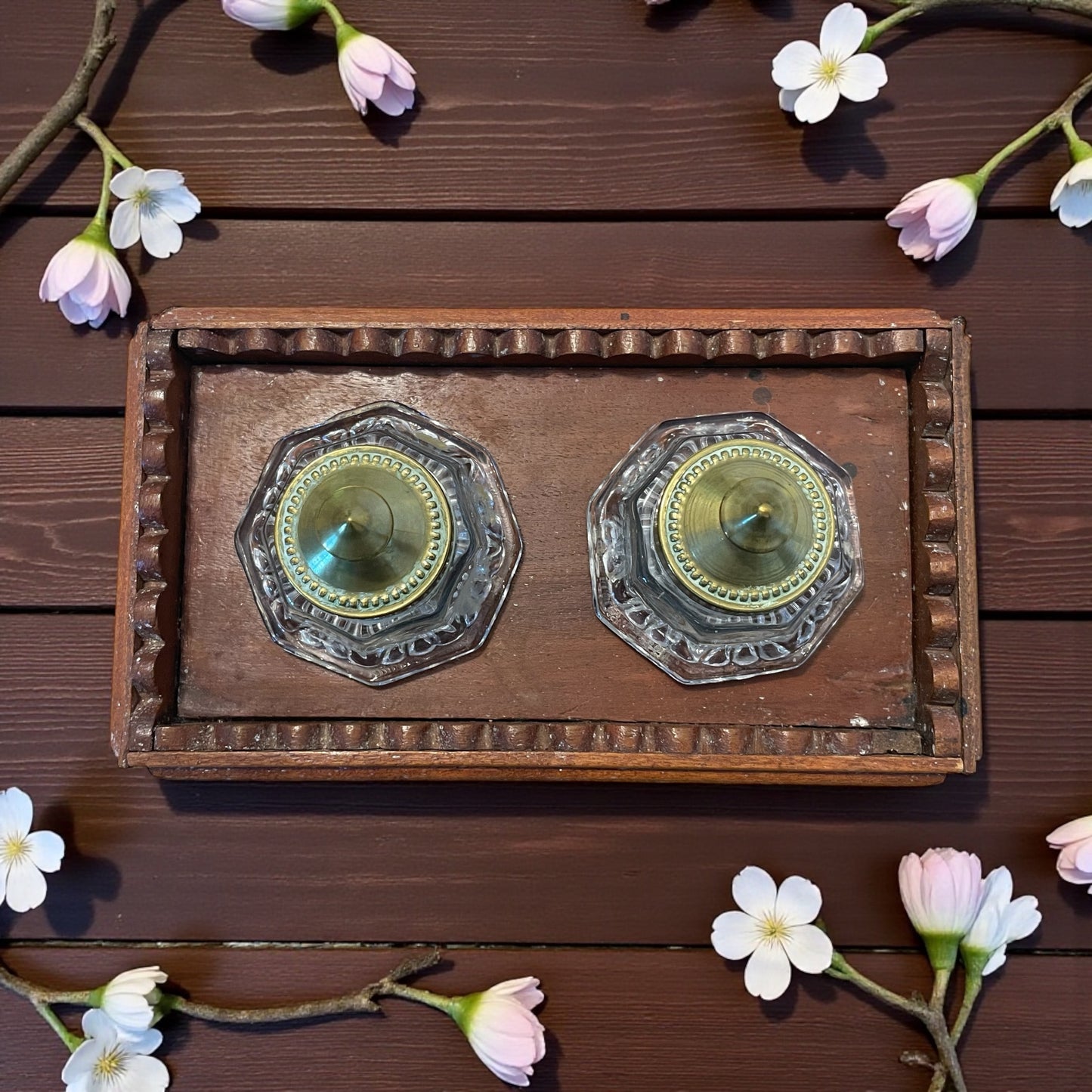 Set da Studio porta calamai in legno intagliato con due calamai, anni 40 50.