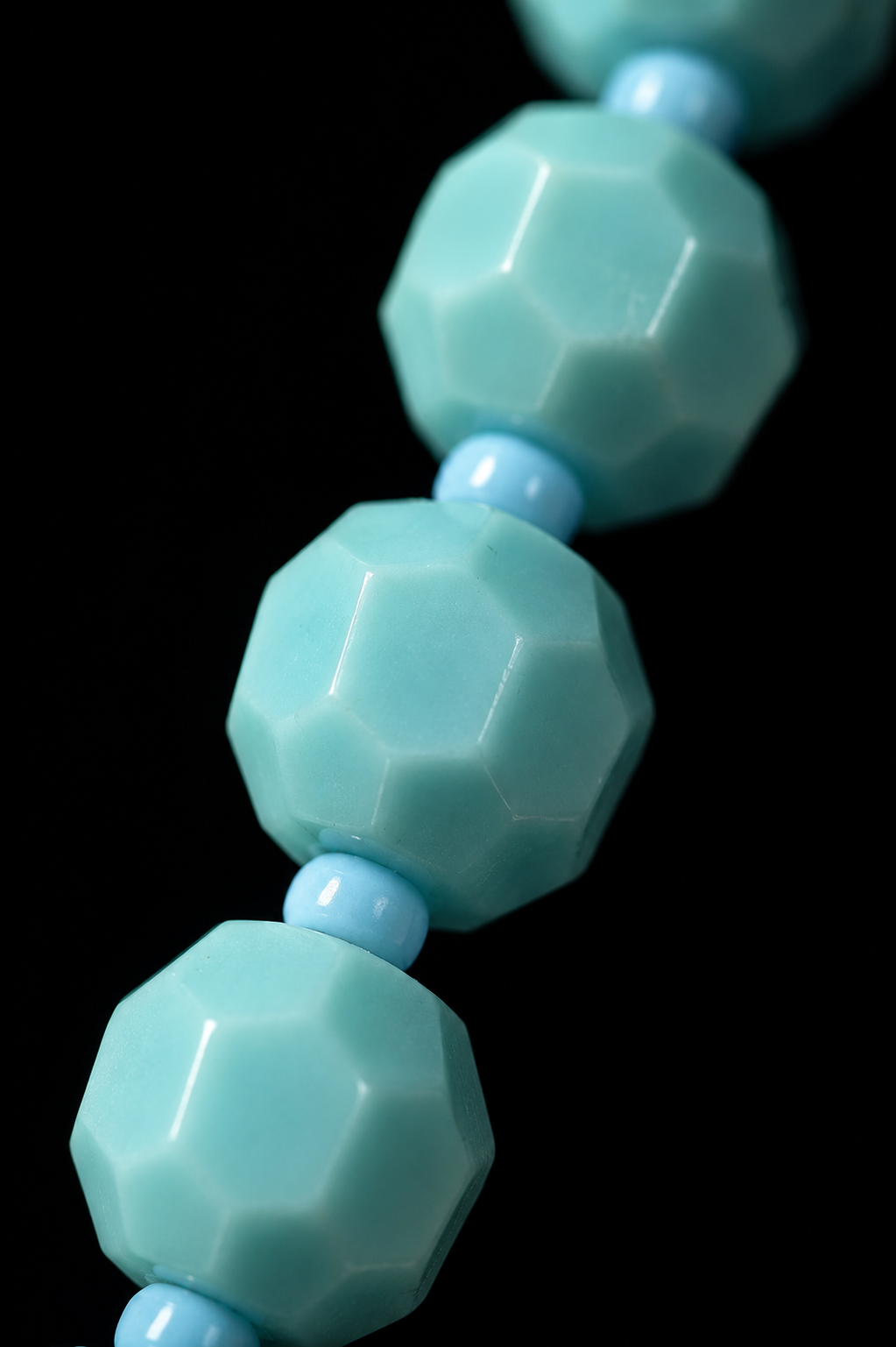 Splendida collana in paste vitree sfaccettate anni ‘50 azzurro cielo con chiusura a barilotto