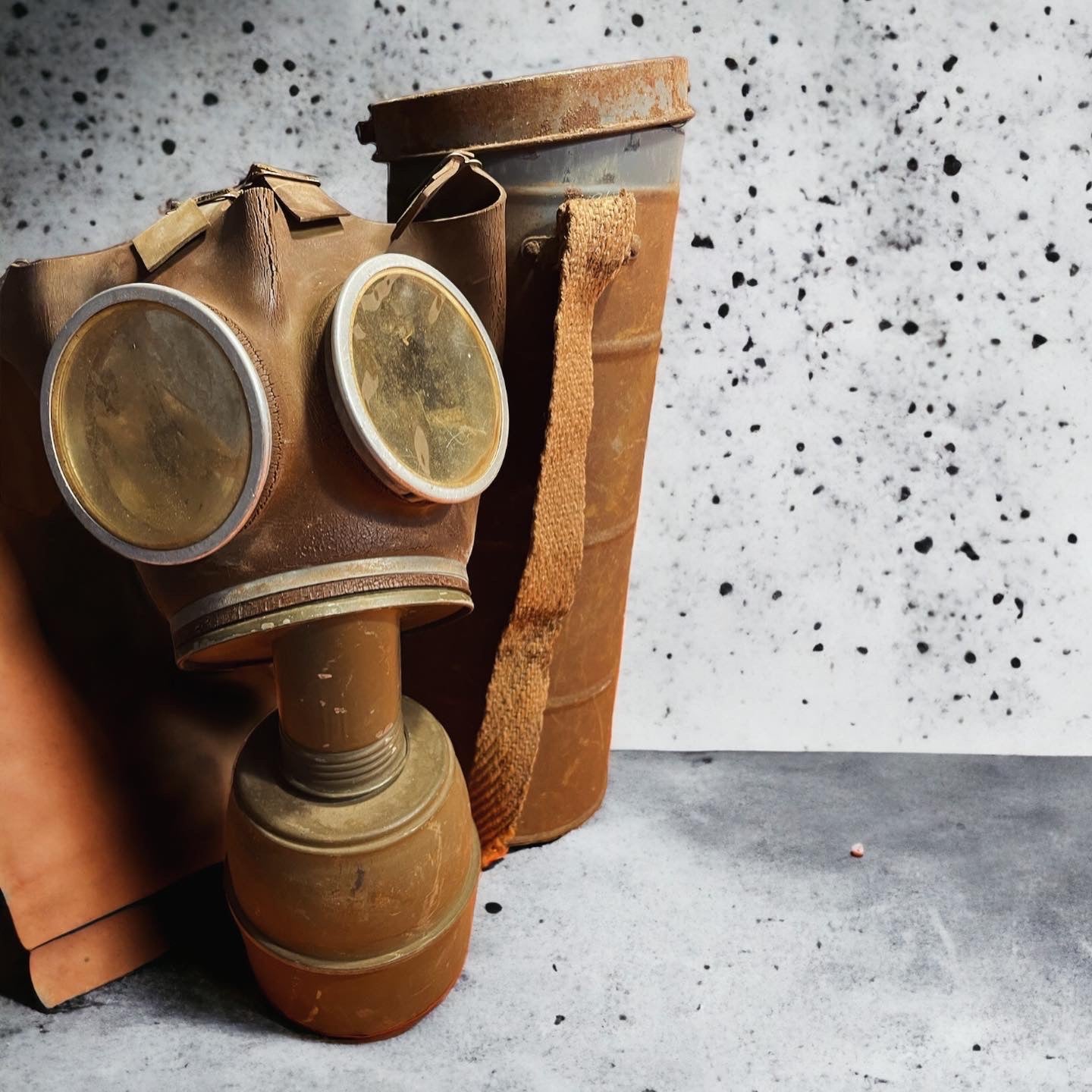 Gas mask with case 1938