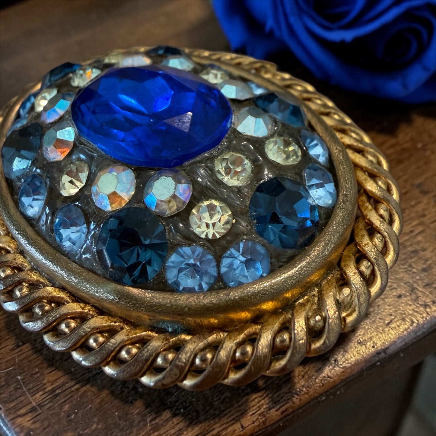 Spilla americana anni ‘60 stile Juliana / Weiss con cristalli blu e azzurri