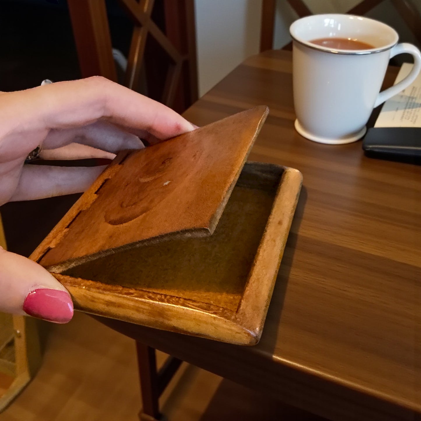 Antico ed elegante portasigarette inciso con inserti in essenze e madreperla, anni 30