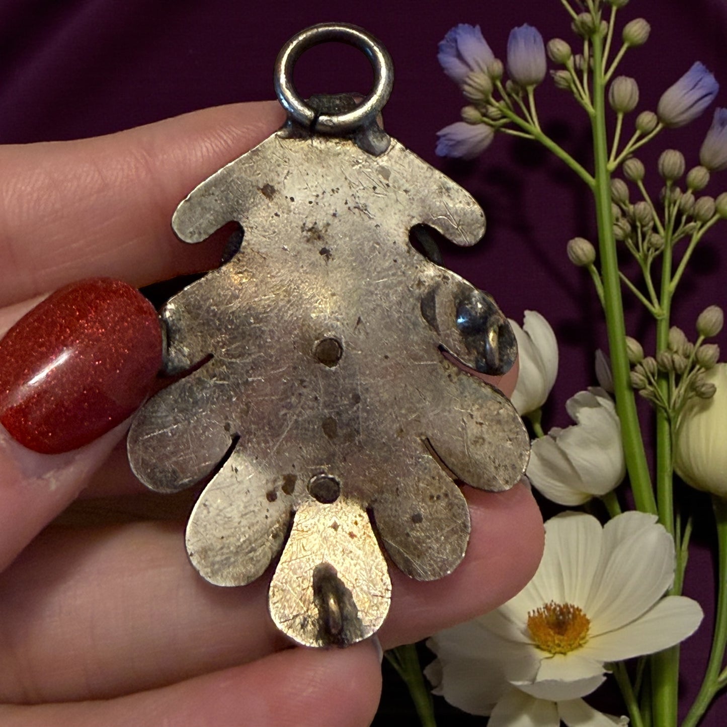 Antico ornamento da abito ottocentesco rivisitato a pendente, decorazione neo rinascimentale con piume