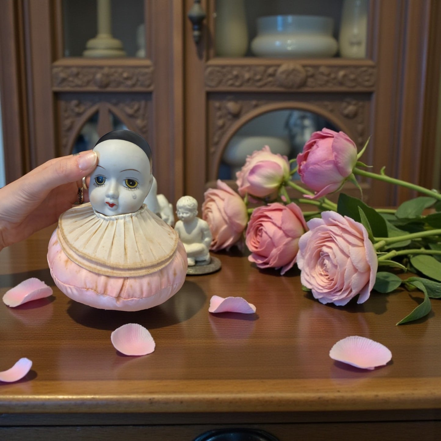 Antico punta spilli primo ‘900 a guisa di Pierrot in porcellana opaca con cuscino in raso rosa