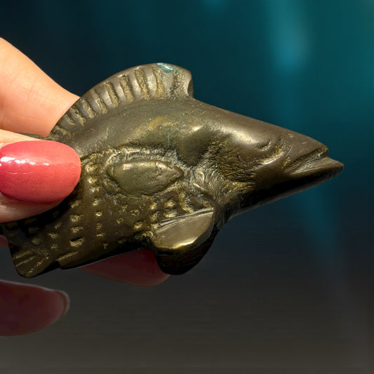 Antico Okimono in ottone pieno a guisa di pesce persico, I metà ‘900