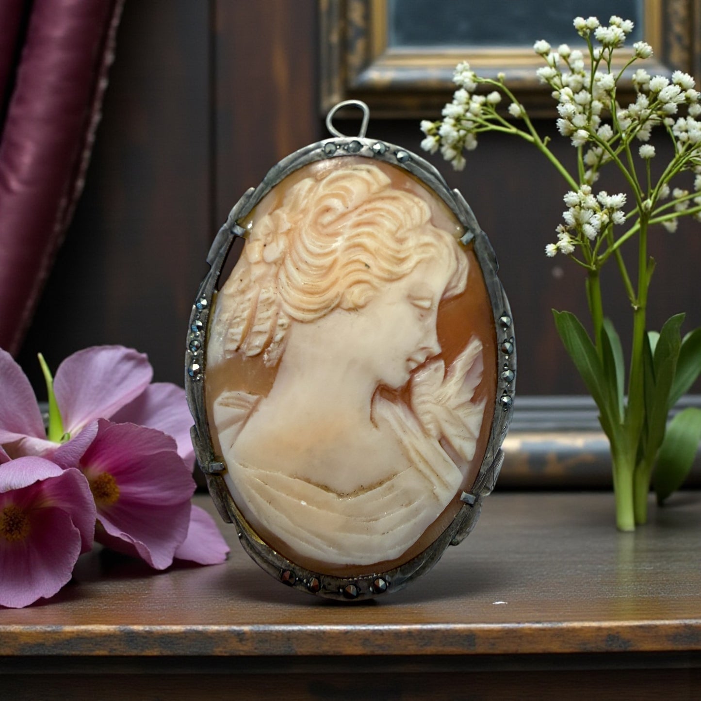 Cammeo su conchiglia finissima montato in argento 800 e marcasiti, doppio uso, prima metà ‘900