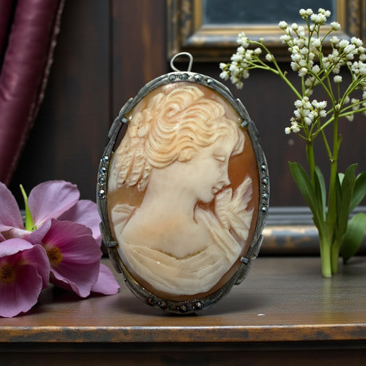 Cammeo su conchiglia finissima montato in argento 800 e marcasiti, doppio uso, prima metà ‘900