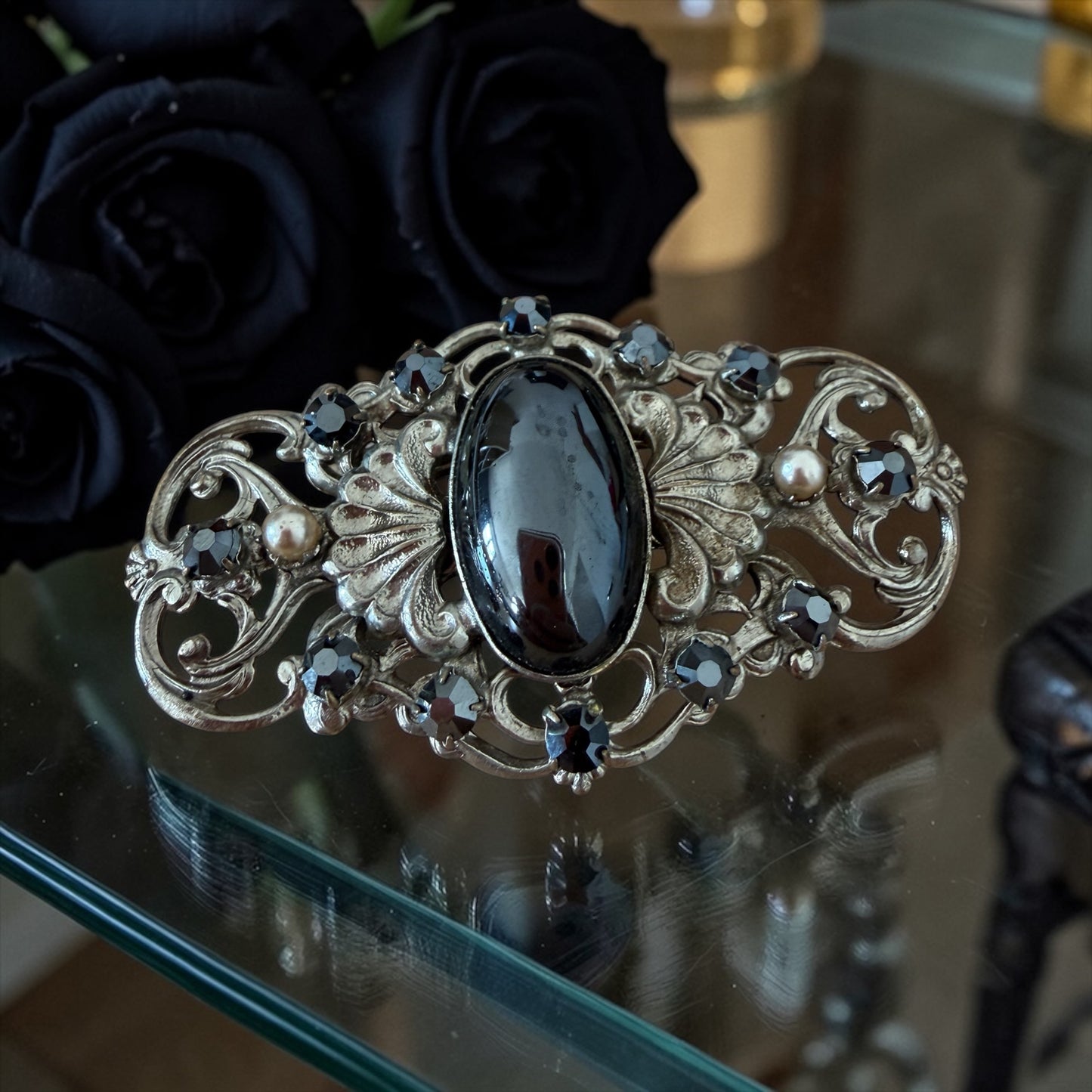 Grande spilla vintage con cabochon in prob. Ematite, perle e strass; anni ‘60