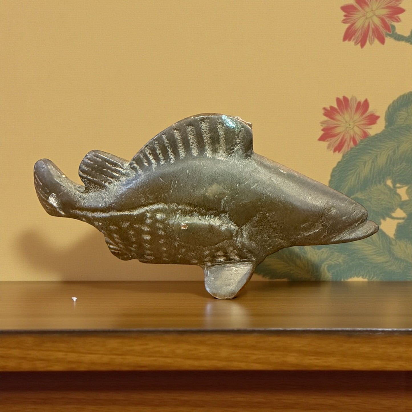 Antico Okimono in ottone pieno a guisa di pesce persico, I metà ‘900