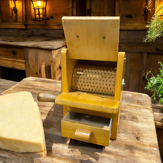 Antica grattugia per pane a manovella Lariana anni 50