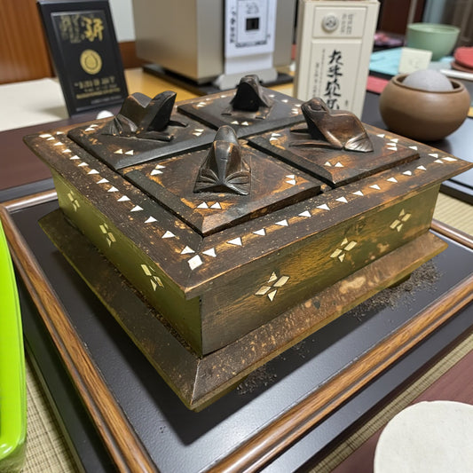 Scatola per foglie di tè con rane intagliate, II metà ‘900 legno e madreperla