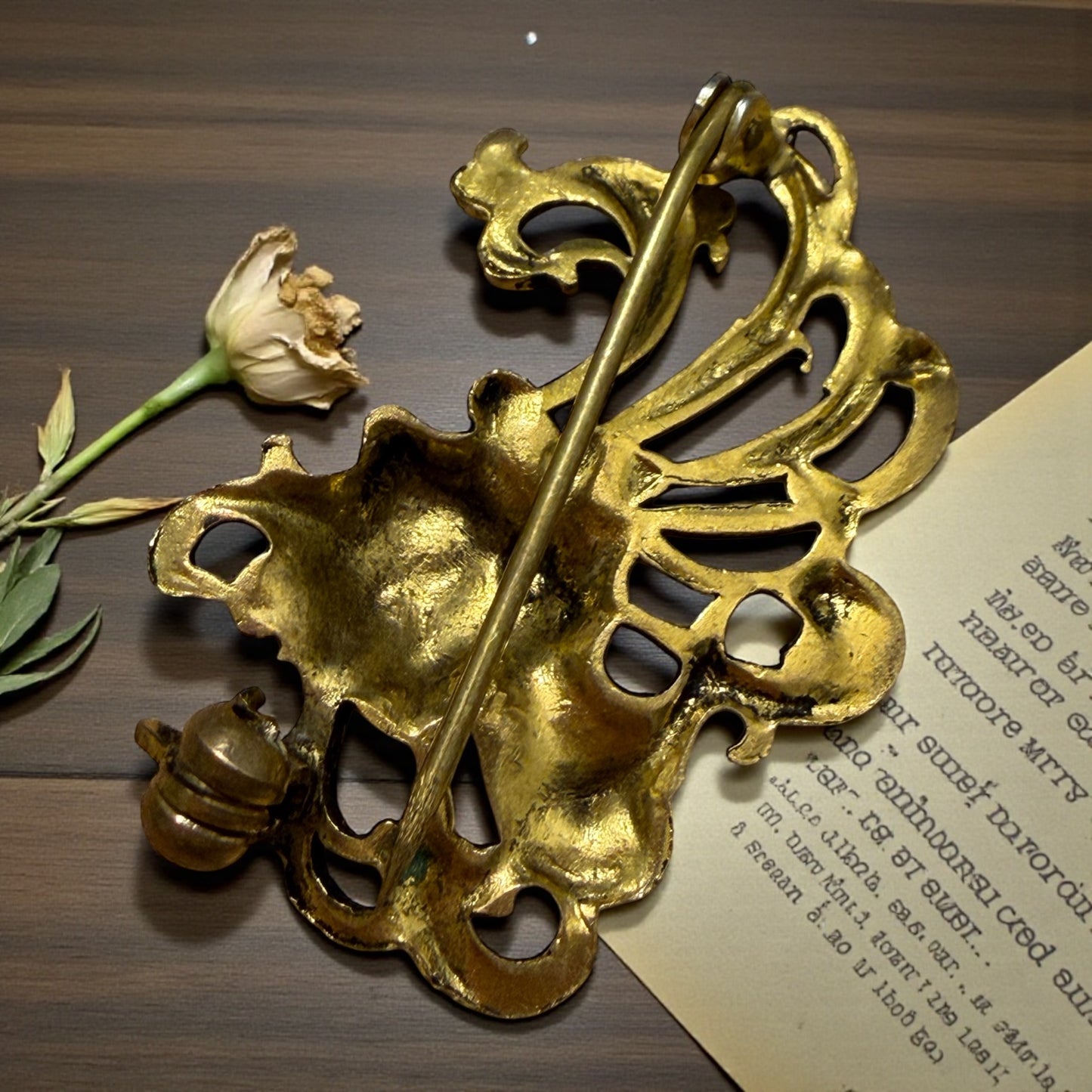 Spilla Liberty revival in lega, la donna & la metamorfosi in Natura