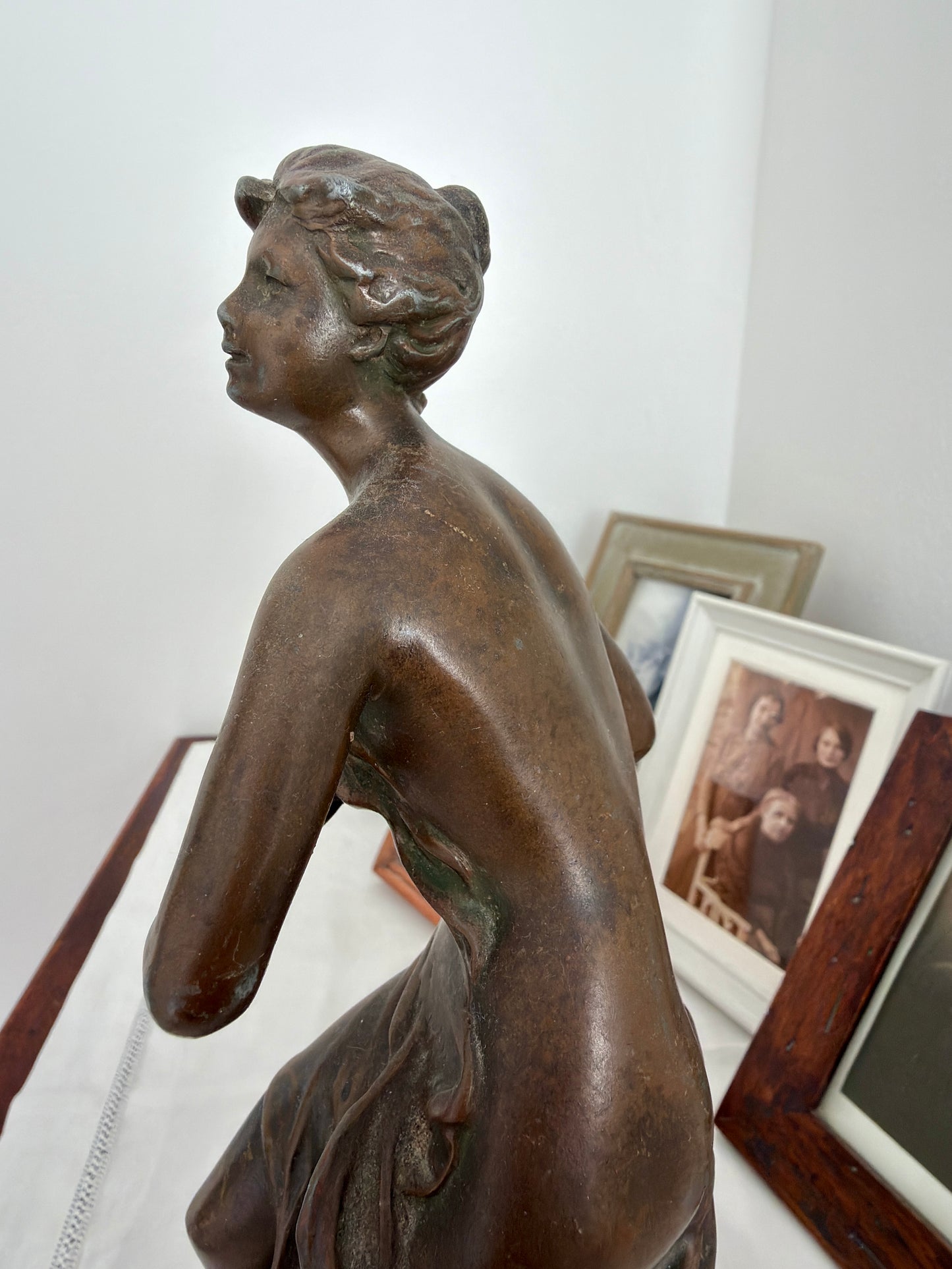 Scultura in regule Art Nouveau firmata Perron, titolo “Surprise”, fine 800 primo 900