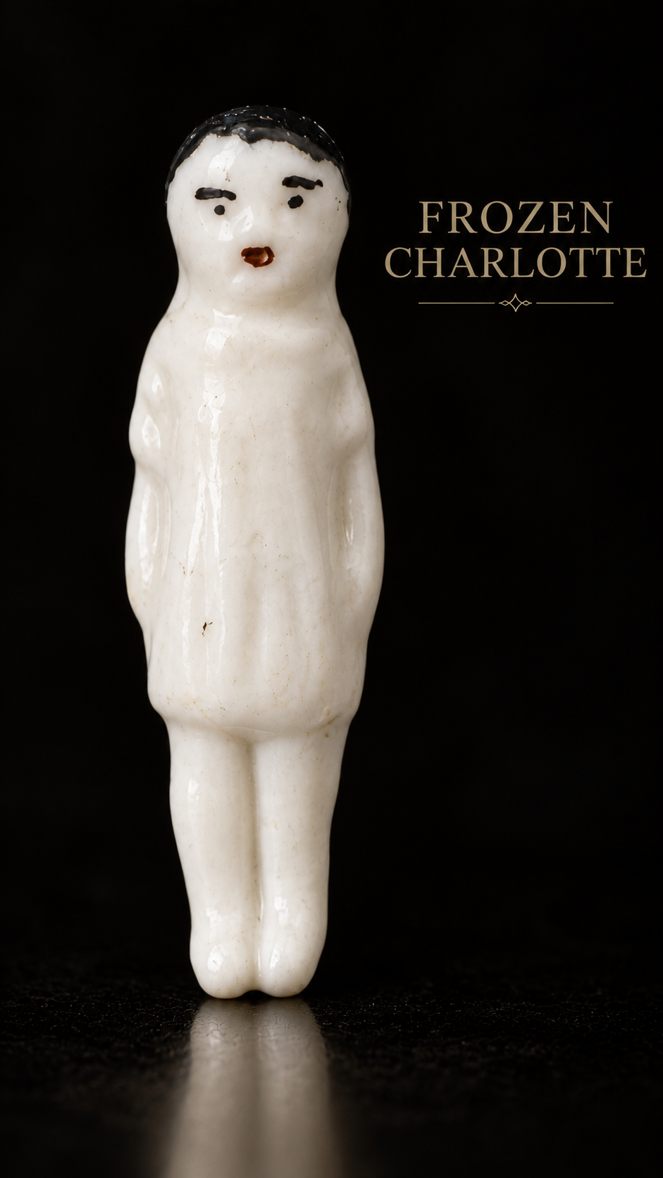Antico pendente porta ditale da châtelaine con piccola Frozen Charlotte d’epoca dentro